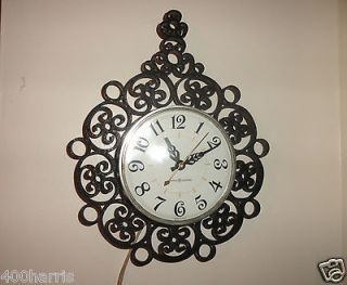VINTAGE GENERAL ELECTRIC WALL MOUNTED CLOCK (GREAT WORKING CONDITION)
