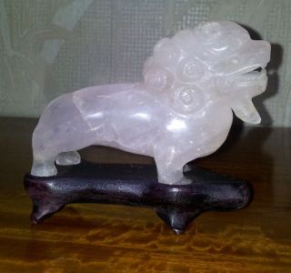 ANTIQUE HAND CARVED CHINESE ROSE QUARTZ TEMPLE LION FOO DOG ON STAND