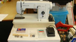 Nelco Electric Sewing Machine Model SZ 106 w/ Cover & Accessories