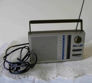 VINTAGE COLLECTIBLE MAGNAVOX AM FM D2000 RADIO PORTABLE​ WORKS