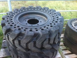 skid steer tires solid in Parts & Parts Machines