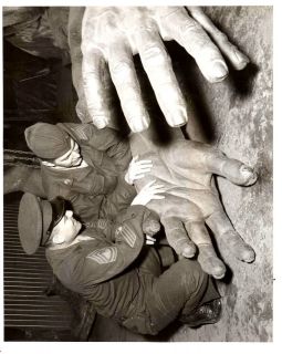 photo IWO JIMA STATUE MARINEs MEMORIAL Comparing Hands