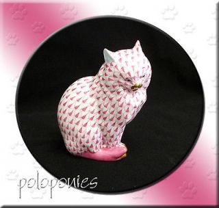 Herend Cat Sitting   Raspberry Fishnet   Domestic Collection