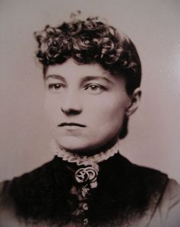 Cabinet Photo HANDSOME 1880s WOMAN w/ CURLS, LACE, ORNATE BROOCH 
