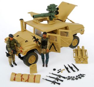 US M1025 Command Vehicle HUMVEE 118 Scale Model With Two Figures
