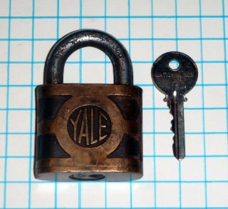 Antique Vtg old Brass Yale & Towne 5A897 Padlock & Flat Skeleton key 