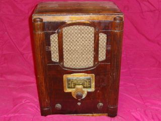 Antique Vintage RCA Victor Tombstone Tube Radio Short Wave Wood Case 