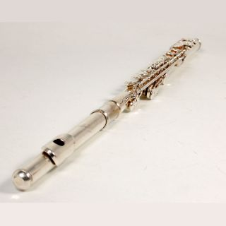 up for auction is this armstrong 104 closed hole student flute in used