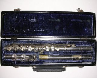 Vintage 1961 Artley (Elkhart   Ind) Closed Hole Flute w/Case & Rod 