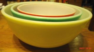 Set of 3 Pyrex Nesting Mixing Bowls in Primary Colors