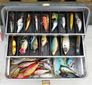 Vintage UMCO TACKLE BOX 102A w Some Tackle 40 LURES 