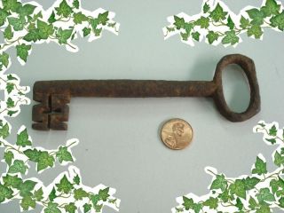 DESCRIPTION Offered to you is this Rare antique 1700s big iron 