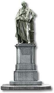 Semperoper und dem Zwinger steht das Bronzedenkmal für Carl Maria von 