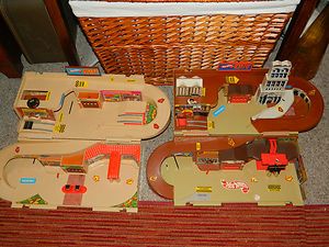 Vintage Hot Wheels Sto N Go Playsets Service Center City 1979