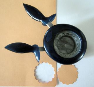 Fiskars SCALLOPED CIRCLE Easy Squeeze Paper Punch Extra Large SCALLOP