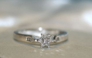 10k White Gold Ladies Diamond Cluster Ring with Star Design