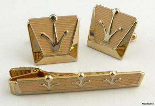 This three piece set features a pair of cuff links and a tie bar clip
