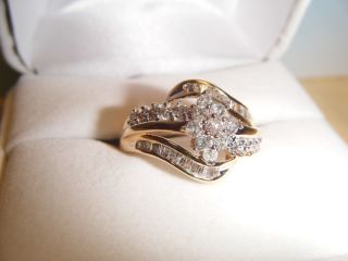  10K Gold 1 Ct T w Diamond Swirl Ring Size 9