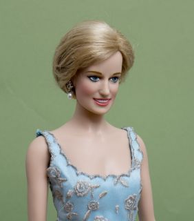 Princess Diana of Grandeur Franklin Mint Porcelain Portrait Doll Blue