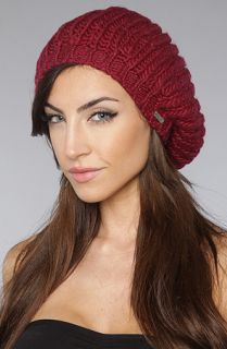 deLux The Ribbed Knit Beret in Bordeaux