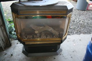 BRECKWELL NATURAL GAS / PROPANE HEATING STOVE W/PIPE & COLLAR