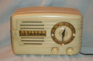 Vintage White Emerson Clock Radio model 671 series b from 1950