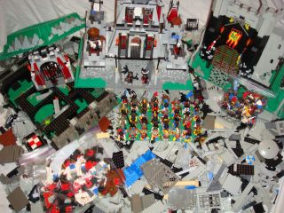 AwEsOmE RARE Castle LOT Lego Collection w 30 Pounds of MINIFIGs Horses