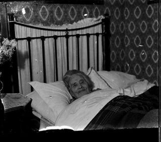 VINTAGE GLASS SLIDE NEGATIVE OLD WOMAN IN WROUGHT IRON BED BLANKETS