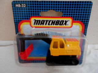 MATCHBOX MB 32 Excavator (red bucket) UNOPENED