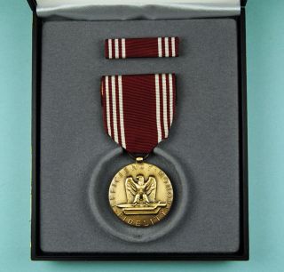 ARMY GOOD CONDUCT MEDAL & RIBBON BAR IN A CASED PRESENTATION SET