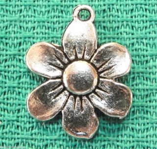 20 Tibetan Silver Daisy FLOWER Charms Pendants Tibet Jewelry Findings