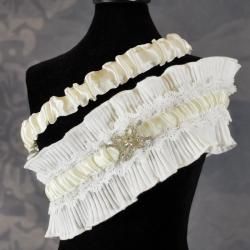 Heirloom Brooch Wedding Garter (Ivory/ whiteFeatures layers of ruched satin, delicately trimmed in petite lace and adorning an exquisite rhinestone covered broochDimensions 5.5 inches wide x 2.5 inches height x 9 inches long One size fits mostColor Ivor